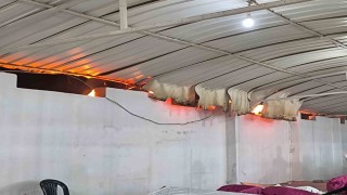 Düğünde çıkan yangına aldırış etmeden halaya devam ettiler