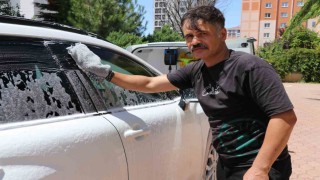 Dükkanını yanında taşıyor, kapı kapı gezerek araba yıkıyor