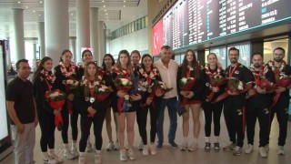 Dünya ikincisi Türkiye U17 Kız Voleybol Milli Takımı çiçeklerle karşılandı