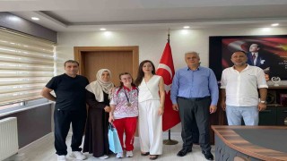 Dünya Üçüncüsü ve Türkiye Şampiyonu Zeynep Tuncaydan İlçe Millî Eğitim Müdürlüğüne ziyaret