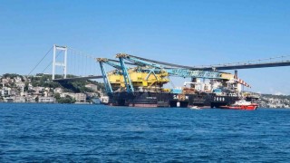 Dünyanın en büyük 3üncü vinç gemisi Saipem 7000 İstanbul Boğazından geçti