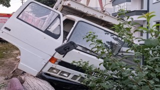 Durdurmaya çalıştığı kamyonetle korkuluk arasında sıkışan genç operasyonla kurtarıldı