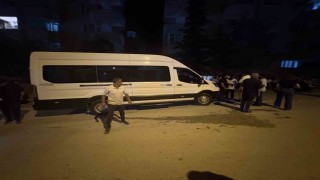 Düşen sis meşalesini almak isteyen çocuk minibüsün altında kaldı