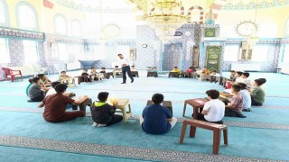 Edremit Şehitlik Camii Yaz Kuran kursu öğrencilerine bağımlılıkla mücadele semineri