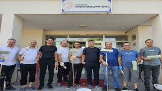 Eğitimciler fırçaları eline aldı, köy okulunu yeni döneme hazırladı