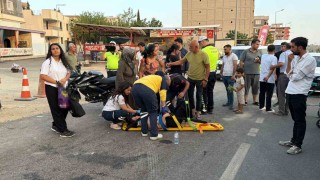 Ehliyetsiz sürücü, motosikletiyle otomobile çarptı: 2 yaralı