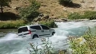 El freni çekilmeyen kamyonet Bahçesaray Çayına uçtu
