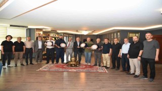 Elazığ Ticaret Borsasında emek veren meclis üyelerine teşekkür plaketi