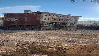 Elazığda 5 katlı bina iş makinesinin tek dokunuşuyla yıkıldı