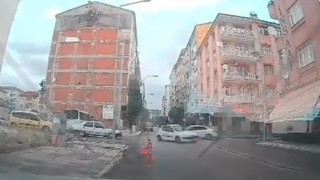 Elazığda iki otomobil çarpıştı: Kaza anı kamerada