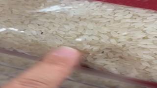 Elazığ'da paketli bir pirinç içerisinde böcekler görüntülendi
