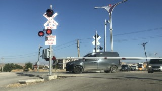 Elazığda tren yolunda kazaya davetiye çıkaran anlar