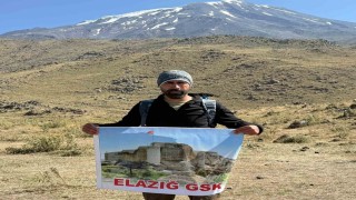 Elazığlı sporcudan Ağrı Dağında 30 Ağustos Zafer Bayramı tırmanışı