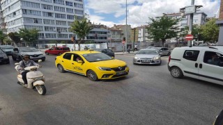 Elektrik kesintisi sebebiyle trafik ışıkları yanmayınca karışıklık meydana geldi