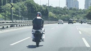 Elektrikli tek tekerli scooter üzerinde tehlikeli yolculuk kamerada