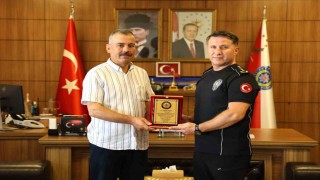 Emekliye ayrılan polis memuruna veda plaketi