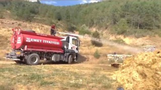 Emette saman yüklü kamyonet alev aldı