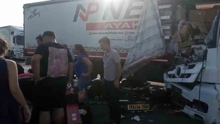 Emniyet şeridindeki tıra başka bir tır çarptı: 2 yaralı