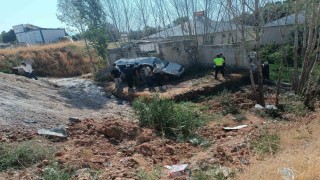 Ercişte hafif ticari kamyonet takla attı: 4 yaralı