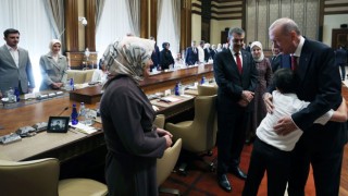 Erdoğan, Ortaokul Saldırısı Şehitlerinin Yakınlarını Külliye'de Ağırladı