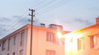 Erzincanda elektrik direği kıvılcım saçtı: Mahalle sakinleri korku dolu anlar yaşadı