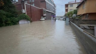 Erzincan'da sağanak sonrası yollar göle döndü