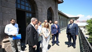 Erzurum Lisesine devredilen tarihi binada inceleme