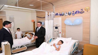 Erzurum Valisi Baruş, Şehir Hastanesinde sünnet olan çocukları ziyaret etti