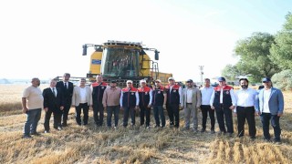 Erzurum Valisi Baruştan meslek lisesinde buğday hasadı