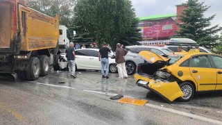 Erzurumda 10 araçlı zincirleme kaza: 5 yaralı