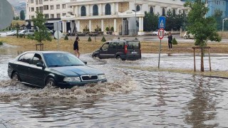 Erzurumda 10 dakikalık yağış trafiği felç etti