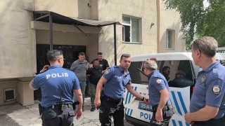 Erzurumda çocuklarıyla balkona çıkan uzaklaştırma kararlı koca ikna edildi