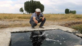 Erzurumda kuyudan çıkan suyun köpükleri alev alıyor, elleri yumuşatıyor