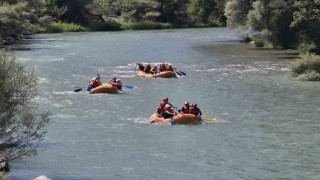 Erzurumda rafting yarışları nefes kesti: Alabora olan botlar kıyasıya yarıştı