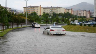 Erzurumda yağış trafiği felç etti