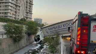Esenlerde tır yol kenarındaki dereye uçtu: 1 yaralı