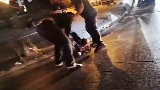 Esenyurtta 2 kişinin saldırısına uğrayan genç dakikalarca yol ortasında darp edildi