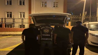Esenyurtta trafikte başka bir sürücüye saldıran şahıs kamerada
