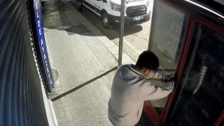 Eskişehirde 2 çocuk kilitli meşrubat dolabını böyle zorladı