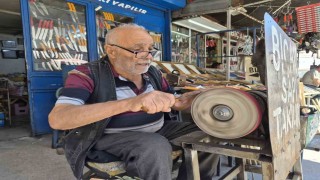 Eskişehirde 82 yaşındaki Erhan amca, yıllardır gönlünü verdiği işi yapıyor