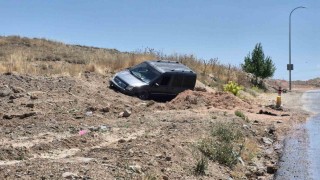 Eskişehirde hafif ticari araç toprak alana savruldu: 2 yaralı