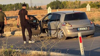 Eskişehirde iki araç kavşakta çarpıştı: 3 yaralı