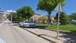 Eskişehirde kaldırıma park eden sürücü yayaları hiçe saydı