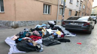Eskişehirde kaldırımı kapatan kıyafet yığını dikkat çekti