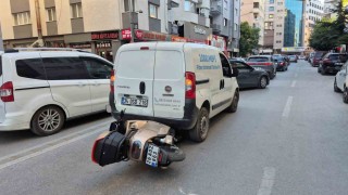 Eskişehirde korkutan kaza: Motosiklet, hafif ticari aracın altına girdi