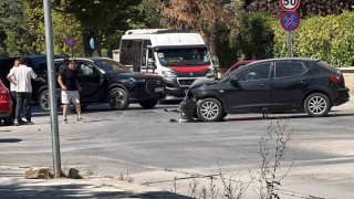 Eskişehirde meydana gelen kazada iki araç kullanılamaz hale geldi