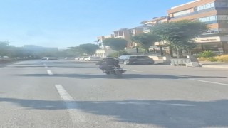 Eskişehirde motosiklet sürücüsünün tehlikeli şovu kask kamerasına yansıdı