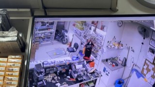 Eskişehirde motosikletin dükkana girdiği kazanın görüntüleri ortaya çıktı