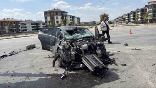 Eskişehirde otomobil tuğla yüklü tırla çarpıştı: 1 yaralı