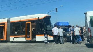 Eskişehirde tramvay ile araç çarpıştı, seferlerde aksama yaşandı